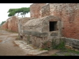 01429 ostia - regio ii - via della fontana - oeffentliche wasserstelle - 09-2012.jpg